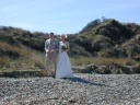 Pasgetrouwd koppel op het strand