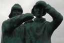 Vissersstandbeeld aan de haven