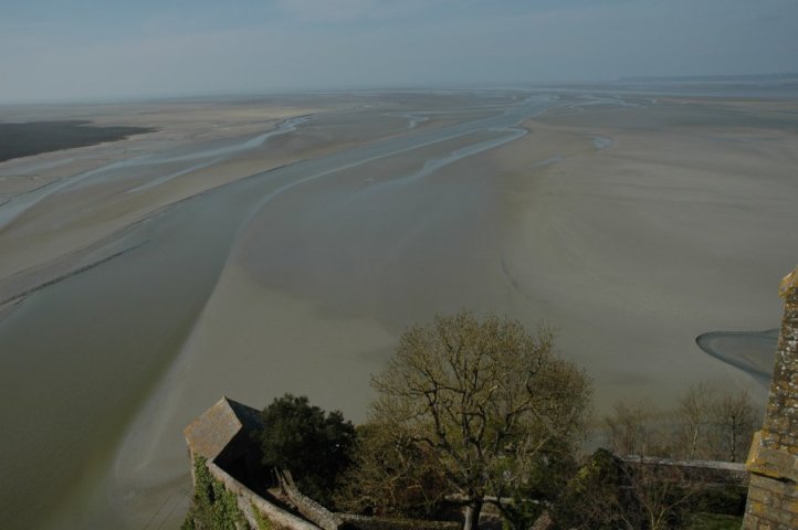 Zicht op strand vanaf abdij van Mont-St-Michel