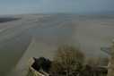Zicht op strand vanaf abdij van Mont-St-Michel