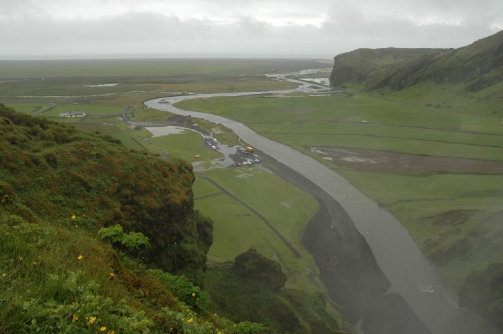 Zicht van bovenaan de Skogafoss