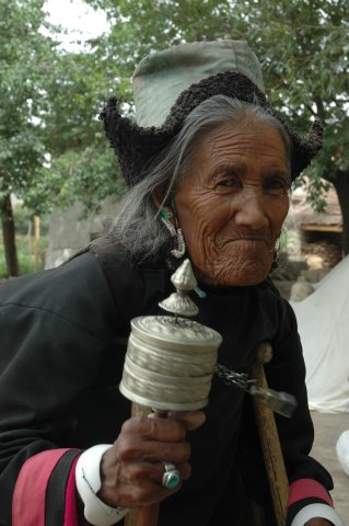Vrouw met gebedsmolen (Hemis Shukpachan)