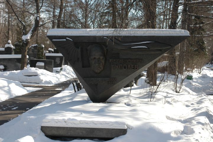 Kerkhof van Novodevichiy: graf van Tupolev