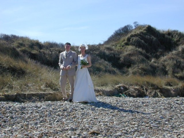 Pasgetrouwd koppel op het strand