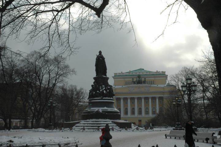 Aleksandriinskiy-theater en standbeeld van Katharina de Grote