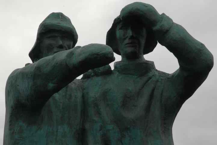Vissersstandbeeld aan de haven