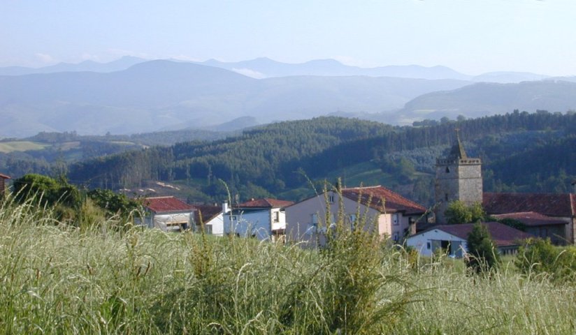 Trasvia (nbij San Vicente) met Picos de Europa