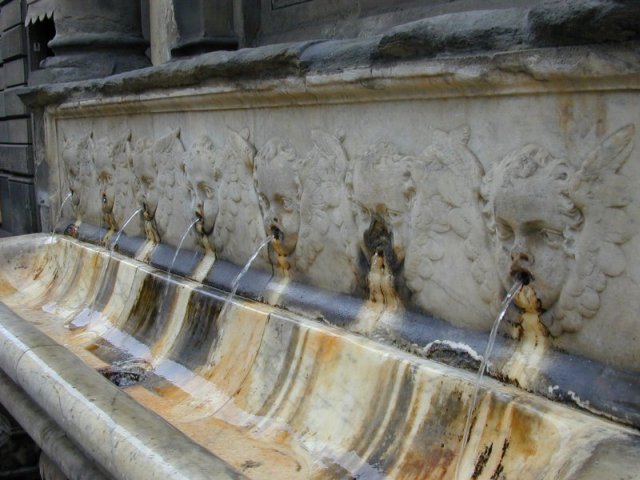 Firenze: fontein in Via Nazionale