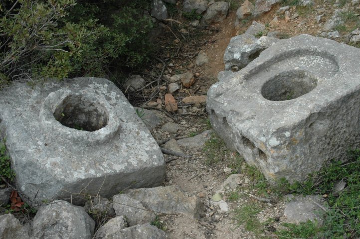Stenen van het aquaduct nabij Eren